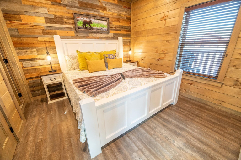 Room 5, Amazing Grace, Sevier