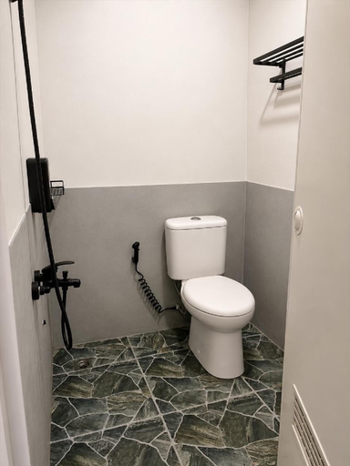 Bathroom 3, corak alam glamping, Bandung