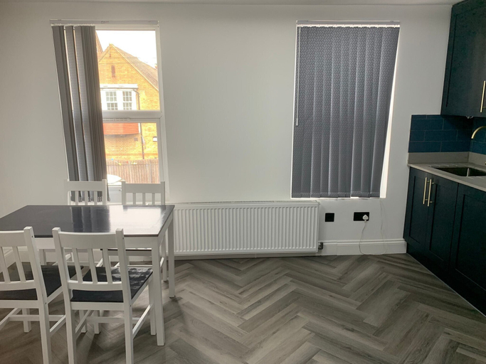 Dining, 3 Bedroom Apartment Sleeps 7 With Wifi, London