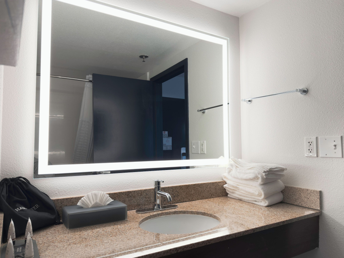 Bathroom 4, La Quinta Inn & Suites by Wyndham Danbury, Fairfield