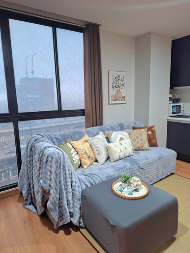 Living area 3, Cozy 1 BR 40 Sqm Corner, 3 Mins to BTS Wutthakat, Chom Thong