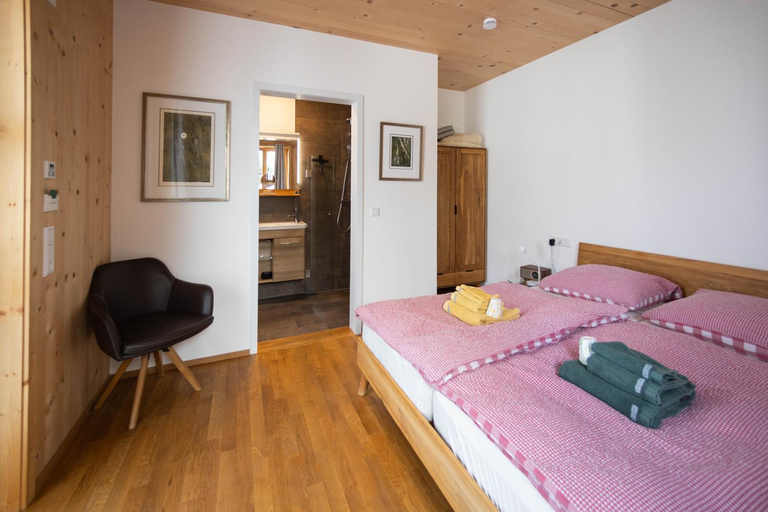 Bedroom, Ubernachtung beim Bio-Metzger Zimmer "Karl", Tübingen