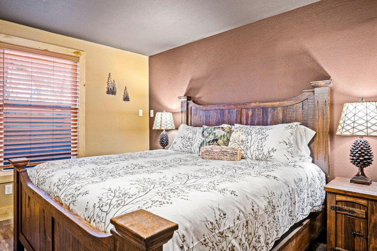 Room 2, Z - Honey Bear Treehouse, Sevier