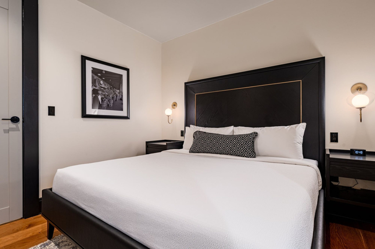 Room 5, 4BR Incredible Group Penthouse Private Patio The Mayfair, Orleans