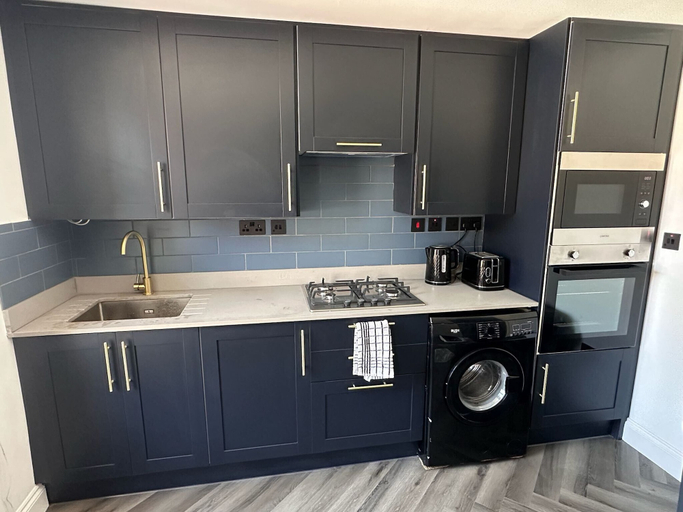 Private kitchen, 3 Bedroom Apartment Sleeps 7 With Wifi, London