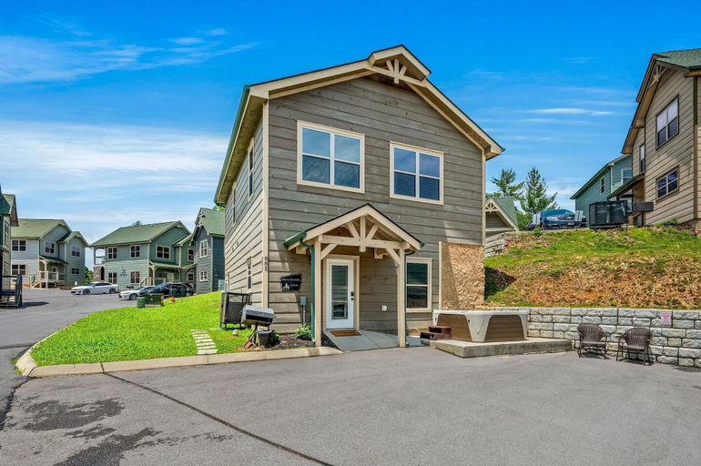 Exterior 3, Bear Family Cabin, Sevier