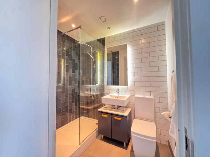 Bathroom 5, Suites and Apartments, London