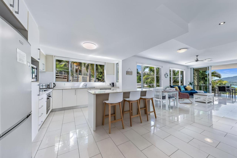 Food & Drinks 5, Summit Apartments Airlie Beach, Whitsunday