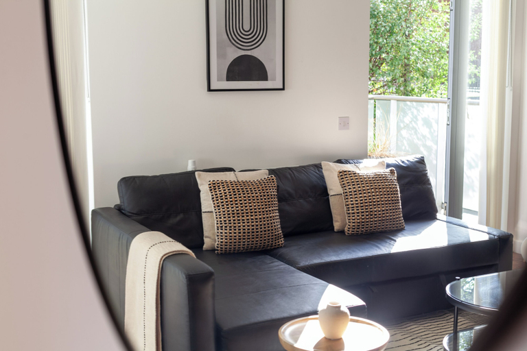 Others 5, Gorgeous Apartment in Prospect Park, London