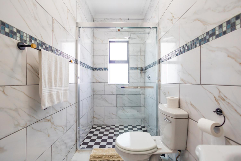 Bathroom, Dazzle Stay, Buffalo City