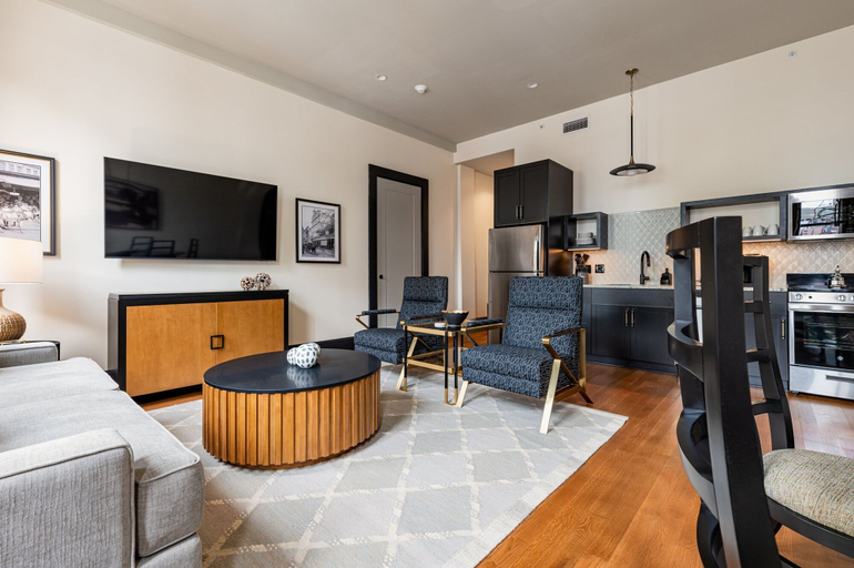 Room 5, 2BR Downtown Views in Prime Location The Mayfair, Orleans