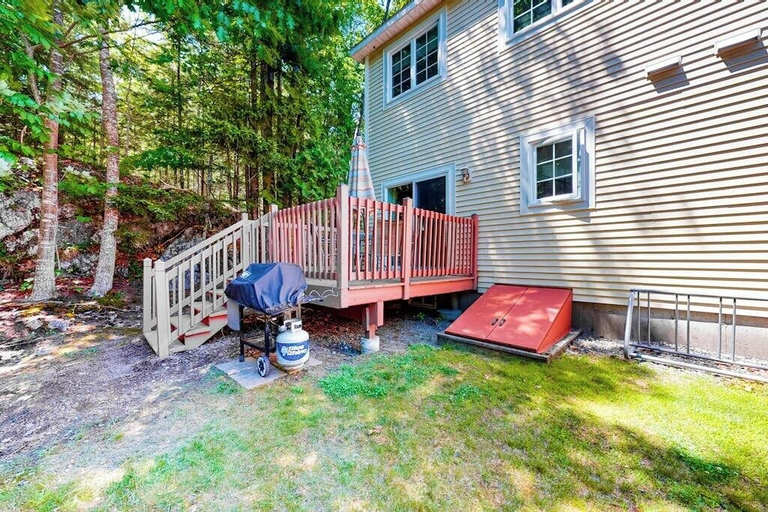 BBQ/picnic area, Convenient Home With Deck, Grill, & Washer/dryer - Walk Into Town & Acadia, Hancock