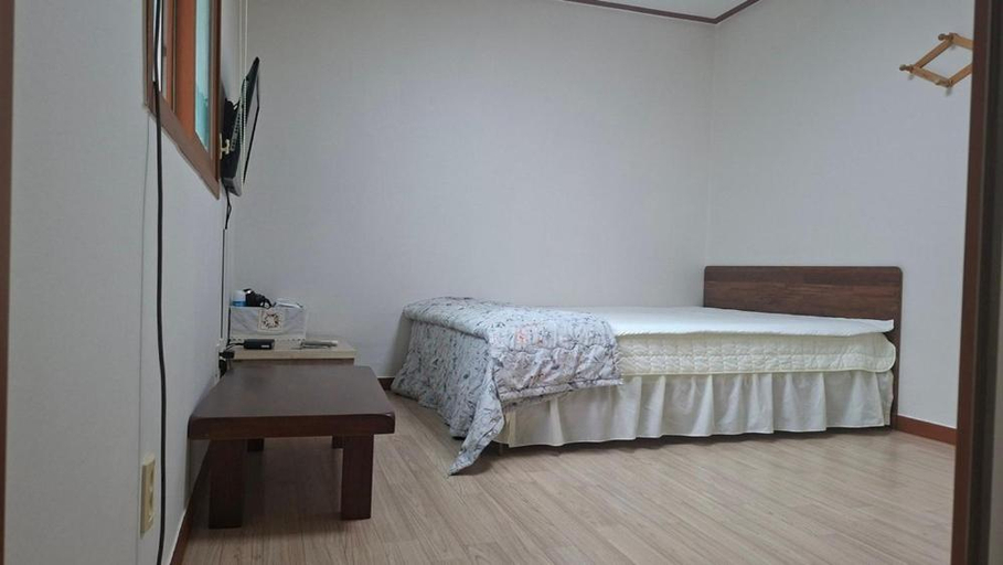 Bedroom 2, Darae House, Hwacheon
