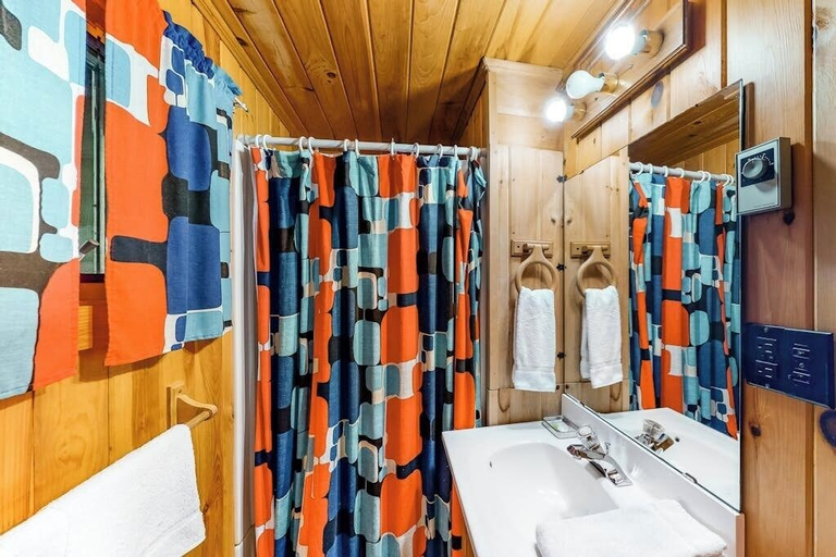Bathroom, Vintage Lakefront Cabin With Incredible Water Views, Private Dock & Pebble Beach, Piscataquis