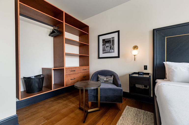 Room 3, 4BR Incredible Group Penthouse Private Patio The Mayfair, Orleans