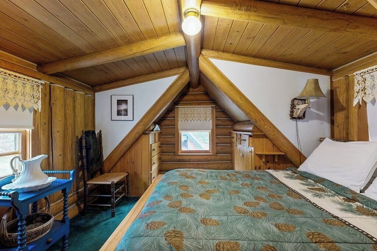Room 2, Charming log Cabin on 50 Acres w/ Kayaks, Row Boat, Firepit, Skiing and More, Piscataquis