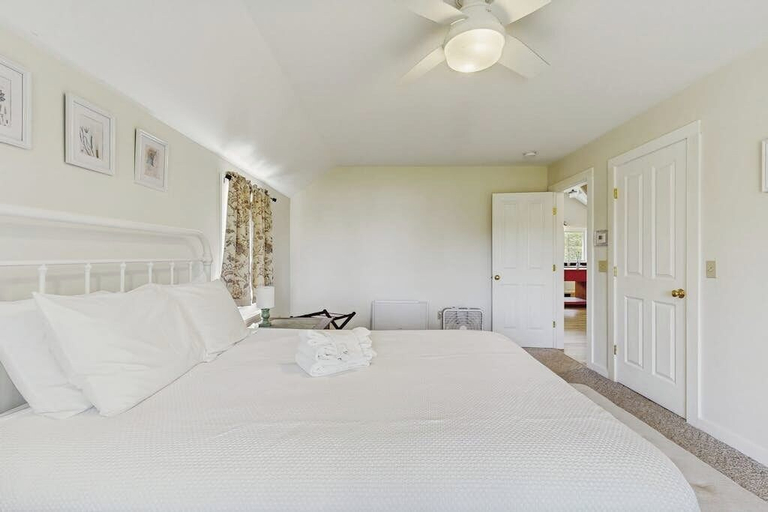 Room 5, Modern Farmhouse With Deck, Firepit, & Balcony, Waldo