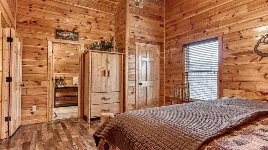 Room 2, Eagle's Hangout, Sevier