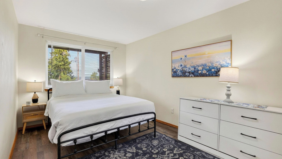 Interior 2, Morning Glory by Avantstay Lower-level Whidbey Hideaway Water Views + Shared Hot Tub, Island