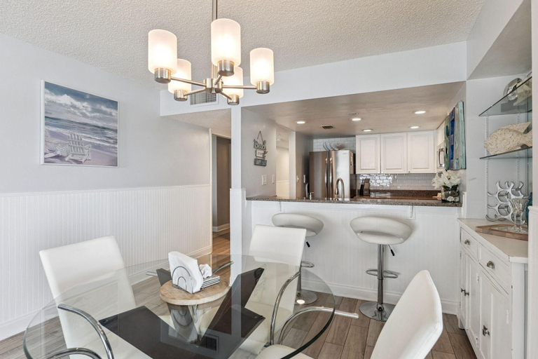 Dining 5, Seascape Towers 425, Volusia
