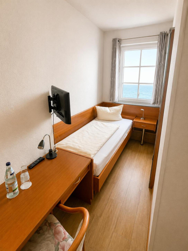 Bedroom 3, Hotel Seerose, Wilhelmshaven