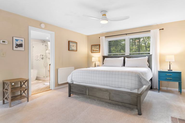 Room 3, Tranquil Private Riverfront Home w/ Tidal Dock & Large Yard, Lincoln