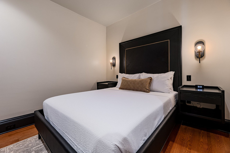 Room 4, 2BR Floor-to-ceiling Canal Street Views The Mayfair, Orleans