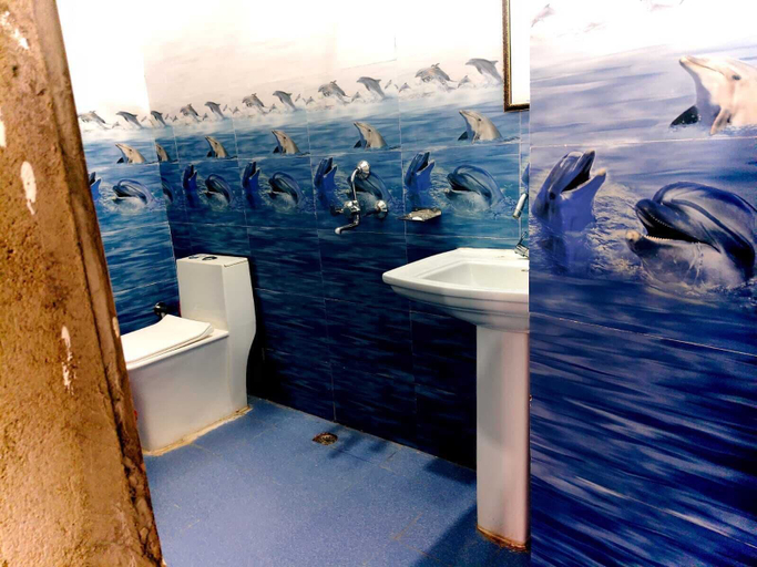 Bathroom 3, Yamuna pag pinewood hotel, Uttarkashi