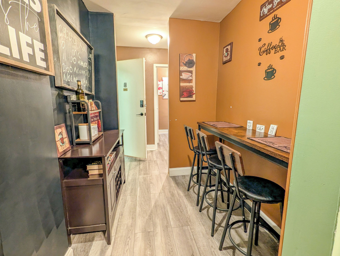 Food & Drinks, Beautiful 3BR Condo in DTWN Pool Access, Atlanta