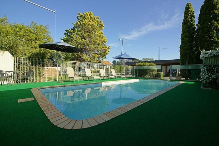Sport & Beauty 5, Nicholas Royal Motel, Hay