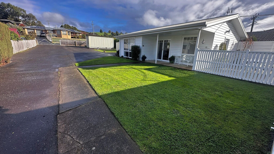 Property grounds, Forth Village Cottages, Central Coast - Pt A