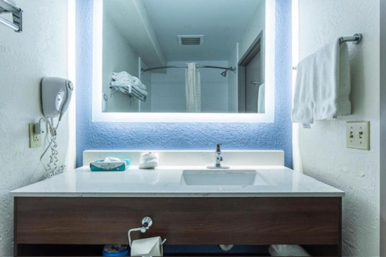Bathroom 4, Lancaster Inn and Suites, Lancaster