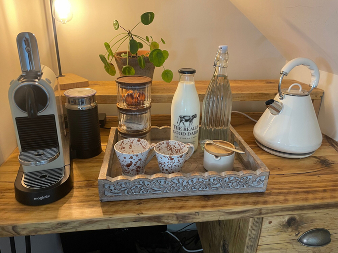 Coffee and/or coffee maker 4, Studio Sleeps 2 With Parking and Garden, Worcestershire