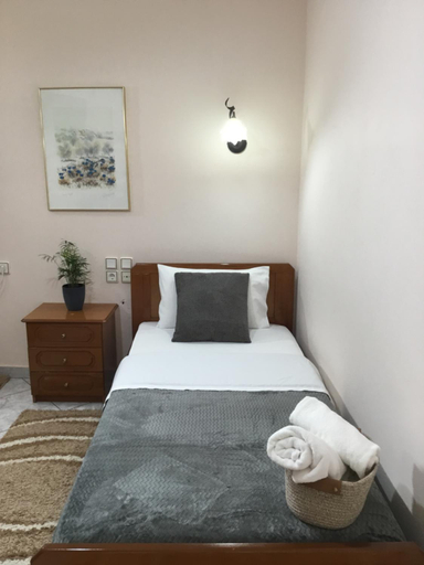 Bedroom 2, Hotel Triantafyllou, Central Greece