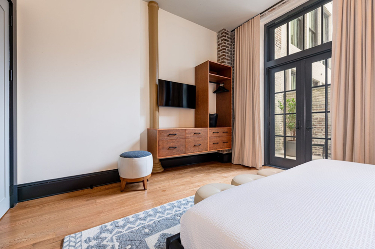 Room 4, 2BR Beautiful Space Private Bedroom Patio The Mayfair, Orleans