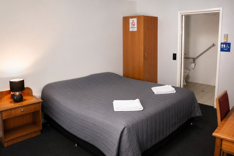 Bedroom 2, Queensport Hotel, Hemmant-Lytton