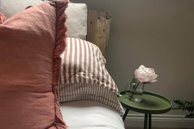Room, Studio Sleeps 2 With Parking and Garden, Worcestershire