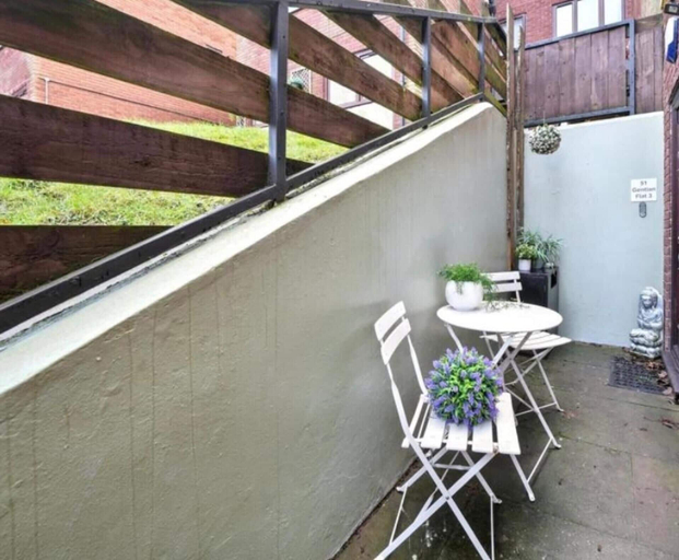 Outdoor dining 2, Retro Large Apartment Sleeps 2,parking, Wifi & Tv, Birmingham