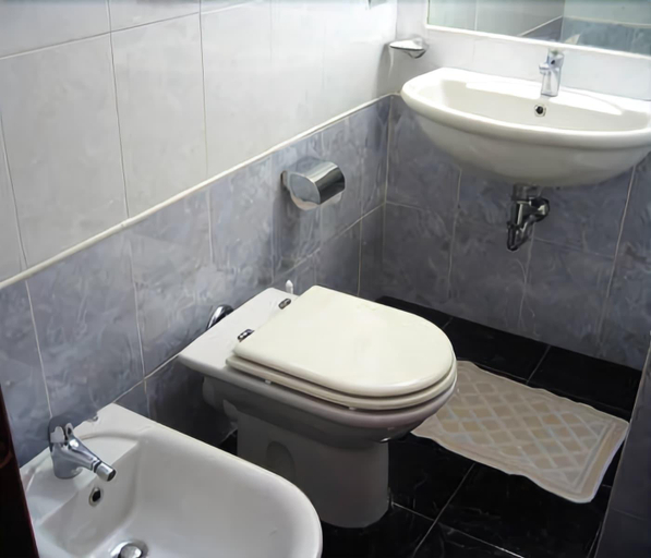 Bathroom 3, Hotel Milazzo, Rome