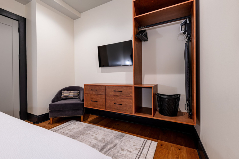 Room 3, 4BR Exclusive Downtown Group Penthouse The Mayfair, Orleans