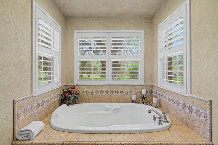 Bathroom 3, River House 4-bdr Luxury Riverfront Estate, Gillespie