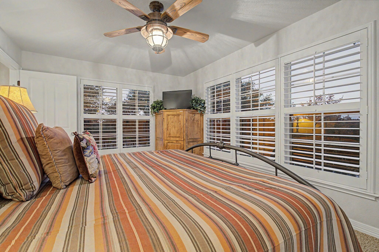 Room 5, River House 4-bdr Luxury Riverfront Estate, Gillespie