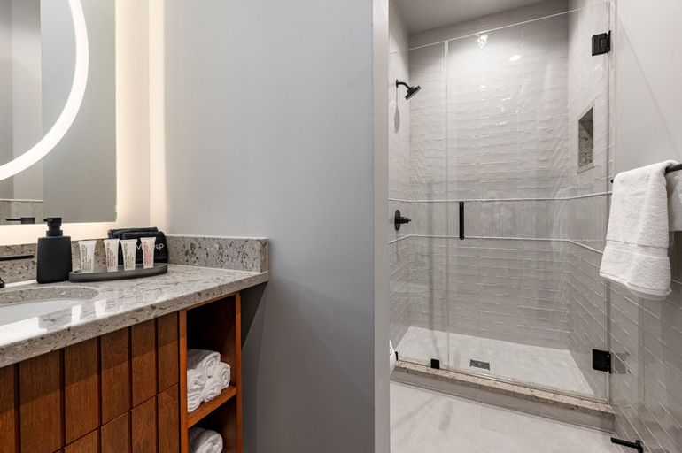 Room 5, 4BR Group Getaway Walk to French Quarter The Mayfair, Orleans