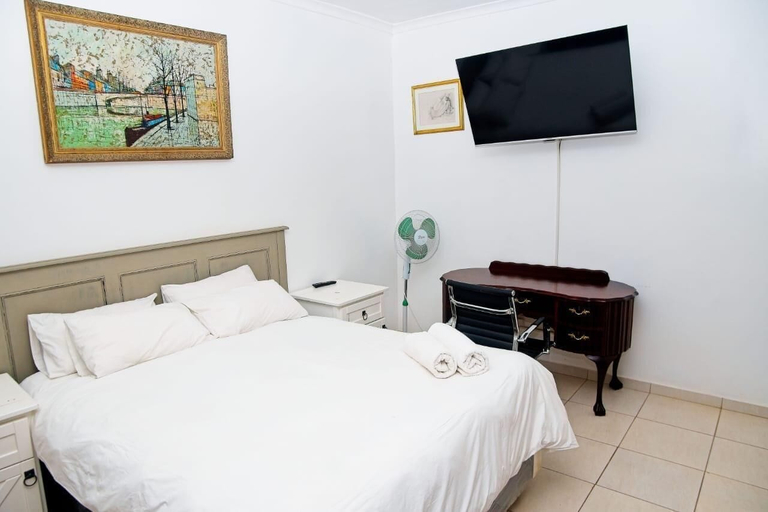 Room 4, Stylish 2 Bed Marlborough Garden Apartment - 2388, Harare