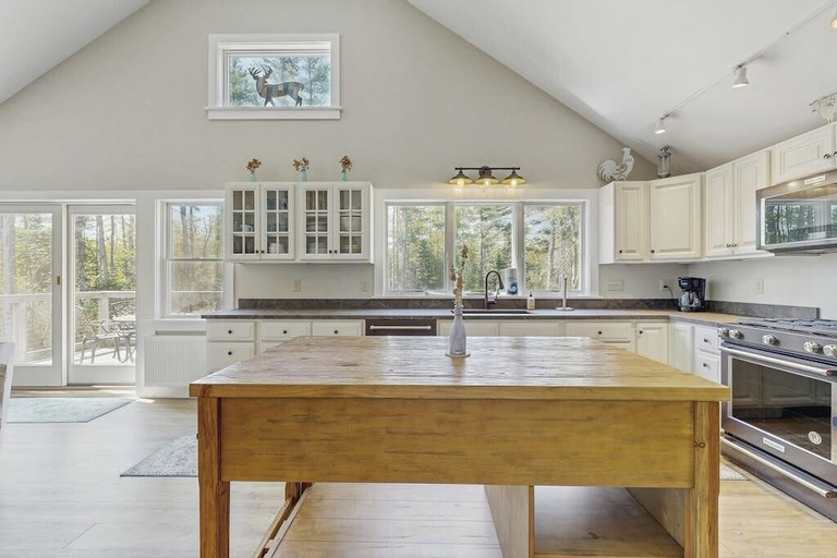 Private kitchen 2, Modern Farmhouse With Deck, Firepit, & Balcony, Waldo