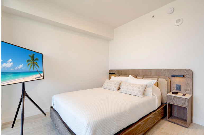 Room 5, AEA - Carlyle Avenue FL, Miami-Dade