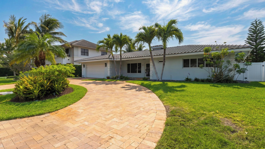 Interior 2, Coral Current by Avantstay Private Pool + Pool Table + Al Fresco Dining Canal Front + Boating, Broward