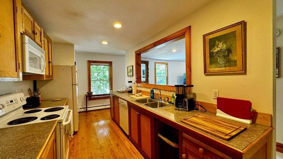 Private kitchen 4, High Street Haven, Steps to Camden Harbor, Knox