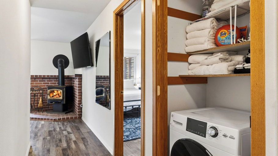 Interior 3, Morning Glory by Avantstay Lower-level Whidbey Hideaway Water Views + Shared Hot Tub, Island