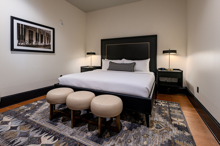 Room 3, 2BR Beautiful Space Private Bedroom Patio The Mayfair, Orleans